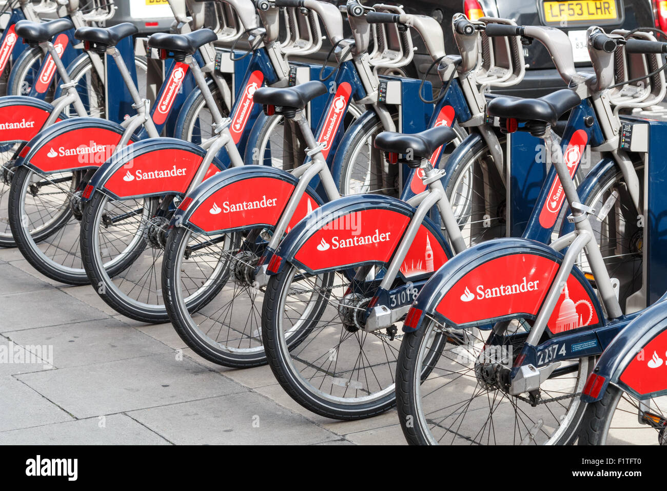 Santander sponsorizzato city bike in affitto a Londra. Spesso noto come Boris bike Foto Stock