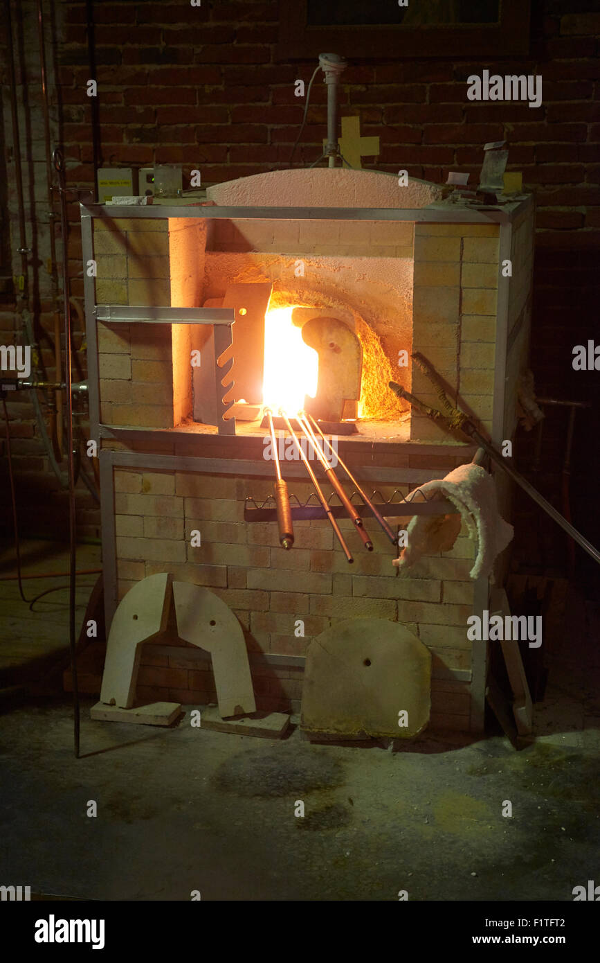 I vetrai, vetrai formando il vetro fuso, fabbrica di vetro, vetrerie fatti a mano, arte, Glassblowing, glassforming, lampworker Foto Stock