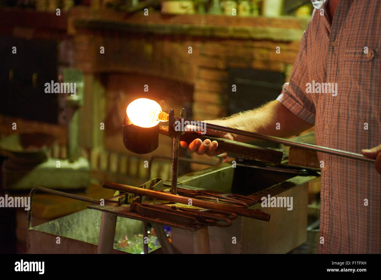 I vetrai, vetrai formando il vetro fuso, fabbrica di vetro, vetrerie fatti a mano, arte, Glassblowing, glassforming, lampworker Foto Stock