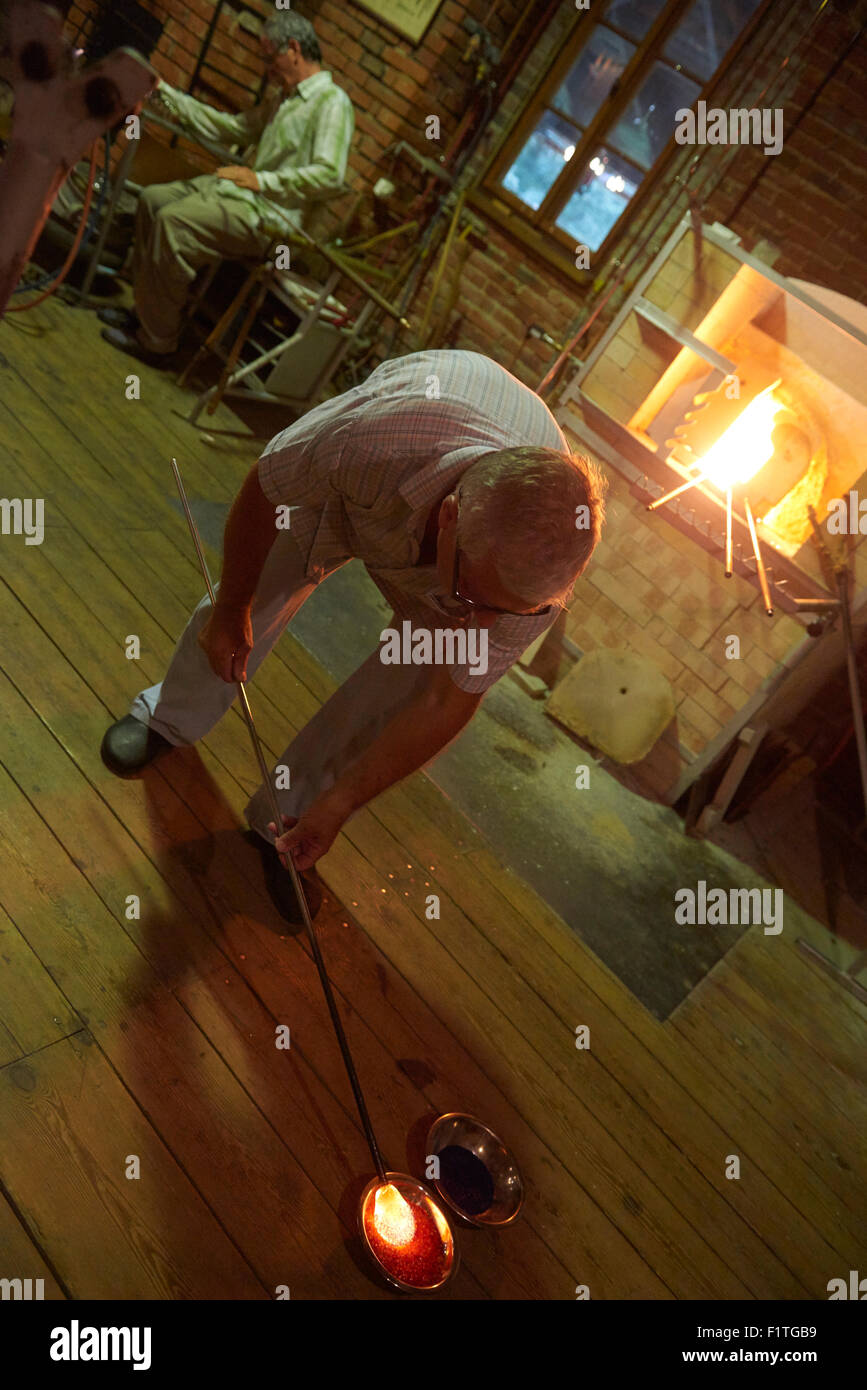 I vetrai, vetrai formando il vetro fuso, fabbrica di vetro, vetrerie fatti a mano, arte, Glassblowing, glassforming, lampworker Foto Stock