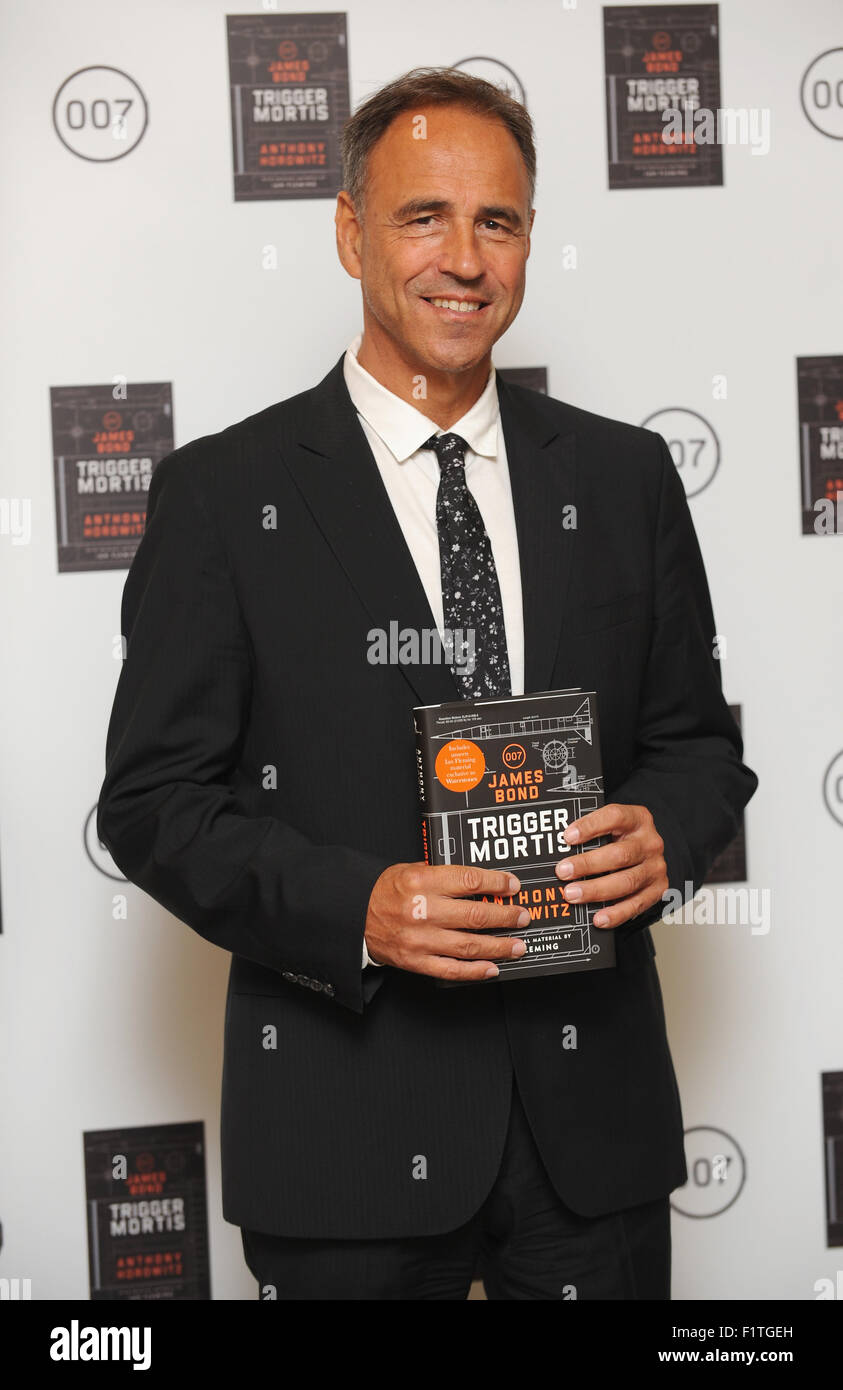 Londra, UK, UK. 7 Sep, 2015. Anthony Horowitz assiste un photocall per il lancio del suo nuovo romanzo di legame, Trigger Mortis a Waterstones Piccadily. Credito: Ferdaus Shamim/ZUMA filo/Alamy Live News Foto Stock