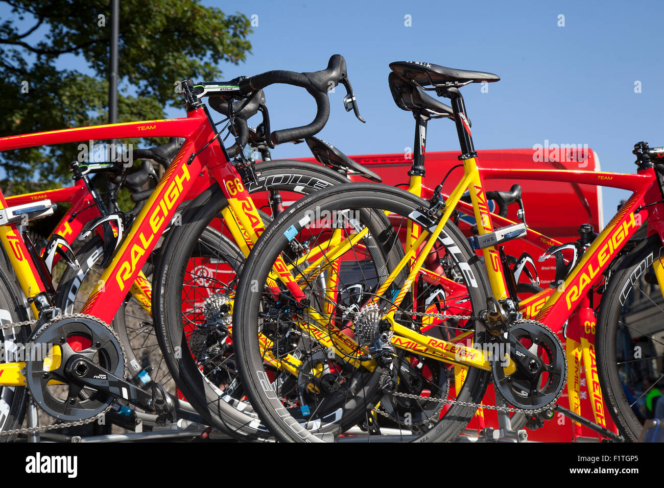 Biciclette Raleigh su portapacchi per auto; portabiciclette da tetto  utilizzate a Clitheroe, Lancashire, Regno Unito. I team di supporto Raleigh  per il Tour of Britain Stage 2 a Ribble Valley e Pendle