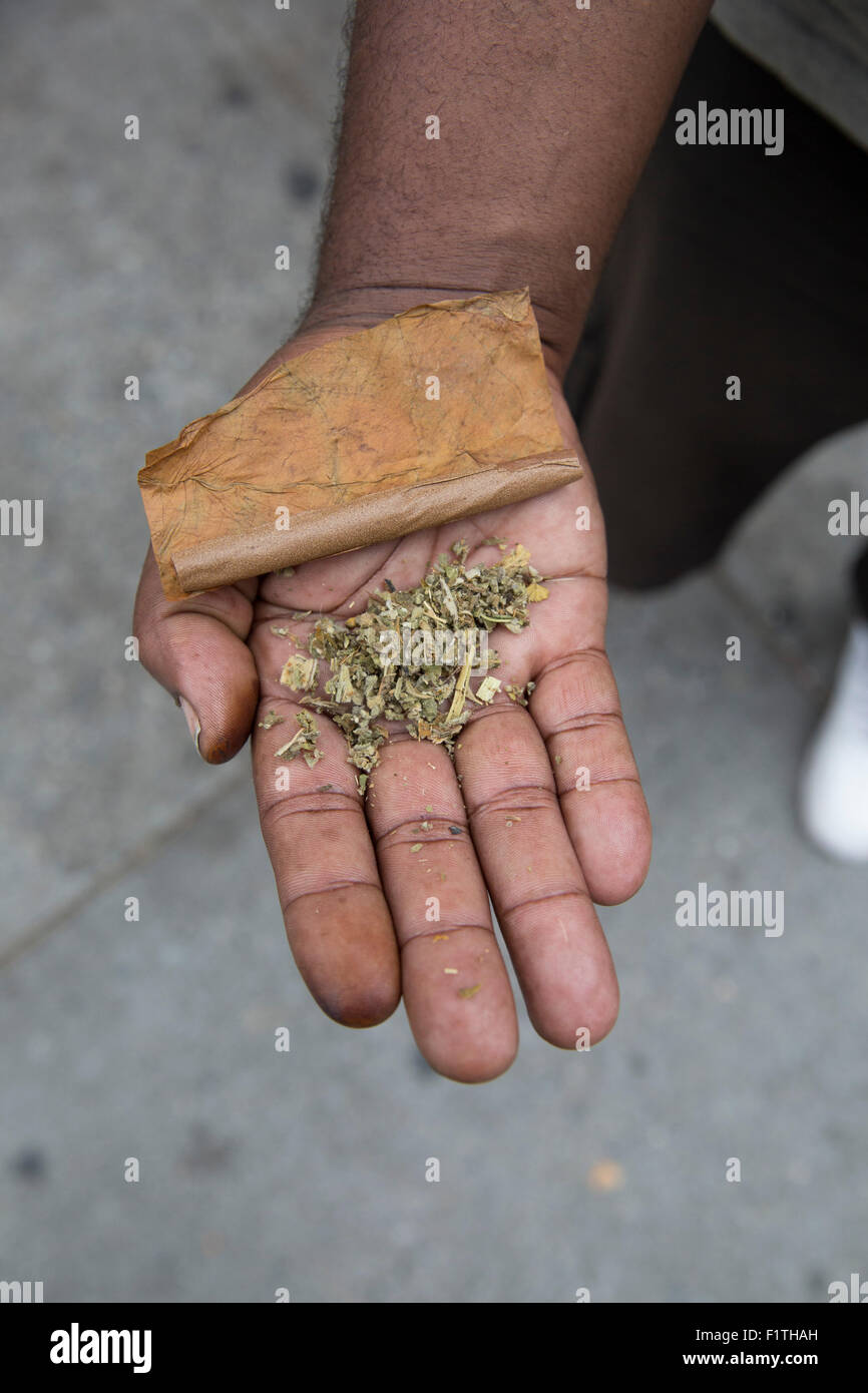 Il 4 settembre, 2015, New York, NY, STATI UNITI D'AMERICA : due uomini sul 125th St in Harlem fumare il farmaco noto come K 2 conosciuto anche come ' Spezie. ' K 2 è diventato un epidemia in questa parte di New York City. La NYPD ammette l'uso del farmaco è in crisi. K 2 è marijuana sintetica che è più conveniente che sia crack e eroina. Molti utenti di K 2 inserire uno stato catatonico e qualche volta violenta. K 2 non è un nuovo farmaco ma viene descritto da molti come la nuova eroina. Foto Stock