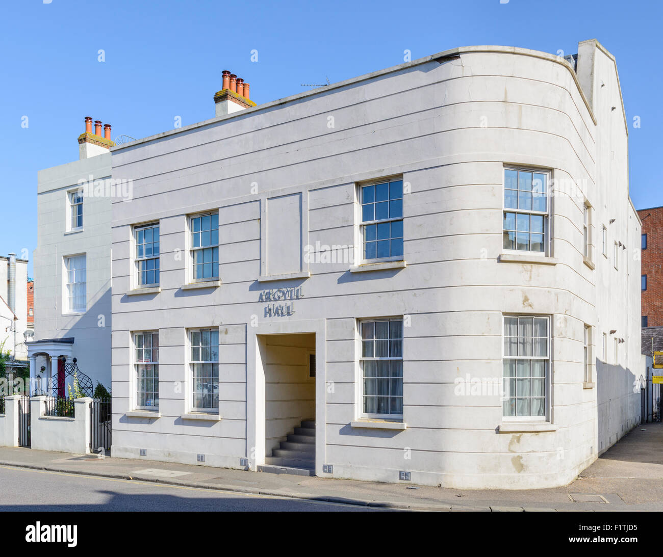 Argyll Hall, un blocco di 5 appartamenti o appartamenti in un moderno edificio bianco a Littlehampton, West Sussex, Inghilterra, Regno Unito. Foto Stock