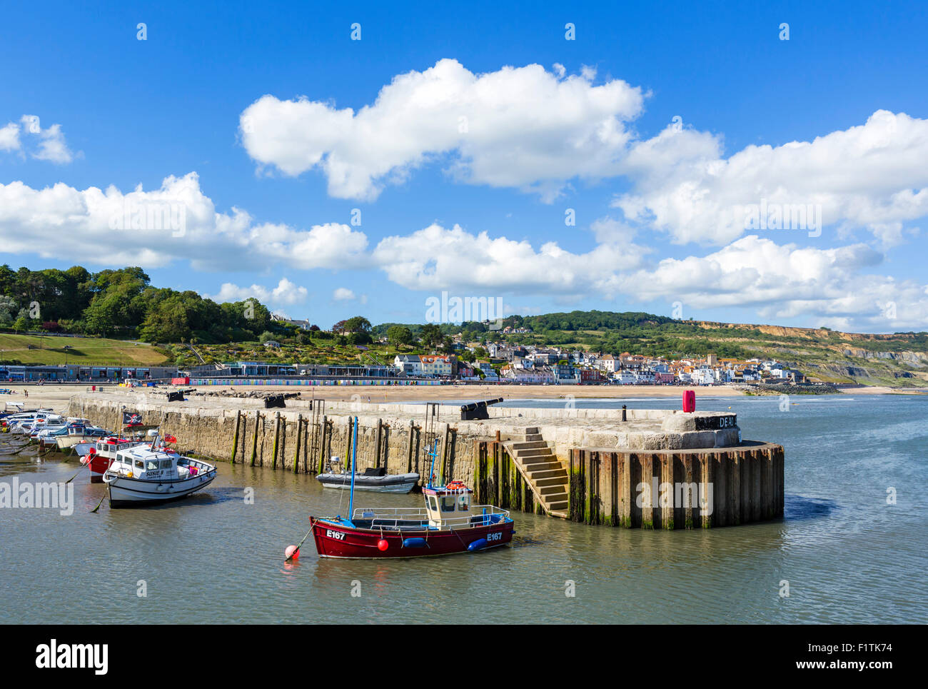 Il Cobb e il porto con la bassa marea con la città dietro, Lyme Regis, Lyme Bay, Jurassic Coast, Dorset, England, Regno Unito Foto Stock