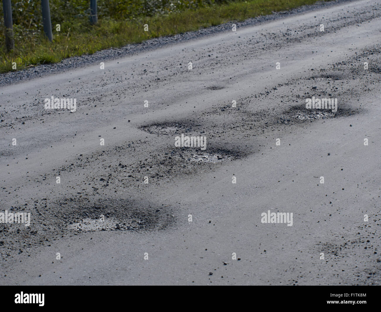 Paese potholed road Foto Stock