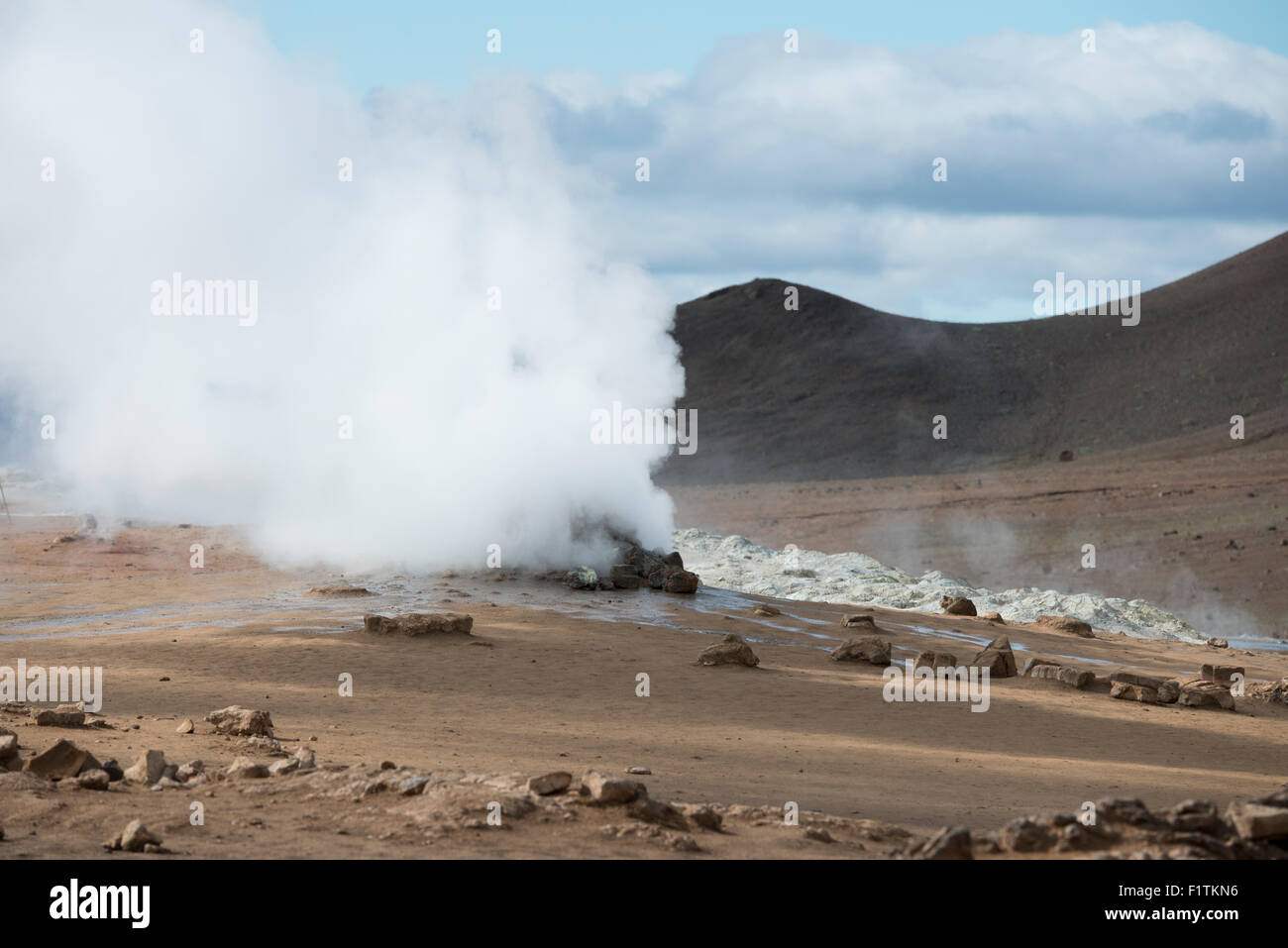 L'Islanda, Nordest Islanda, Namaskard. Namafjall (aka Hverir) Campi geotermici. Attive fumarole di cottura a vapore. Foto Stock