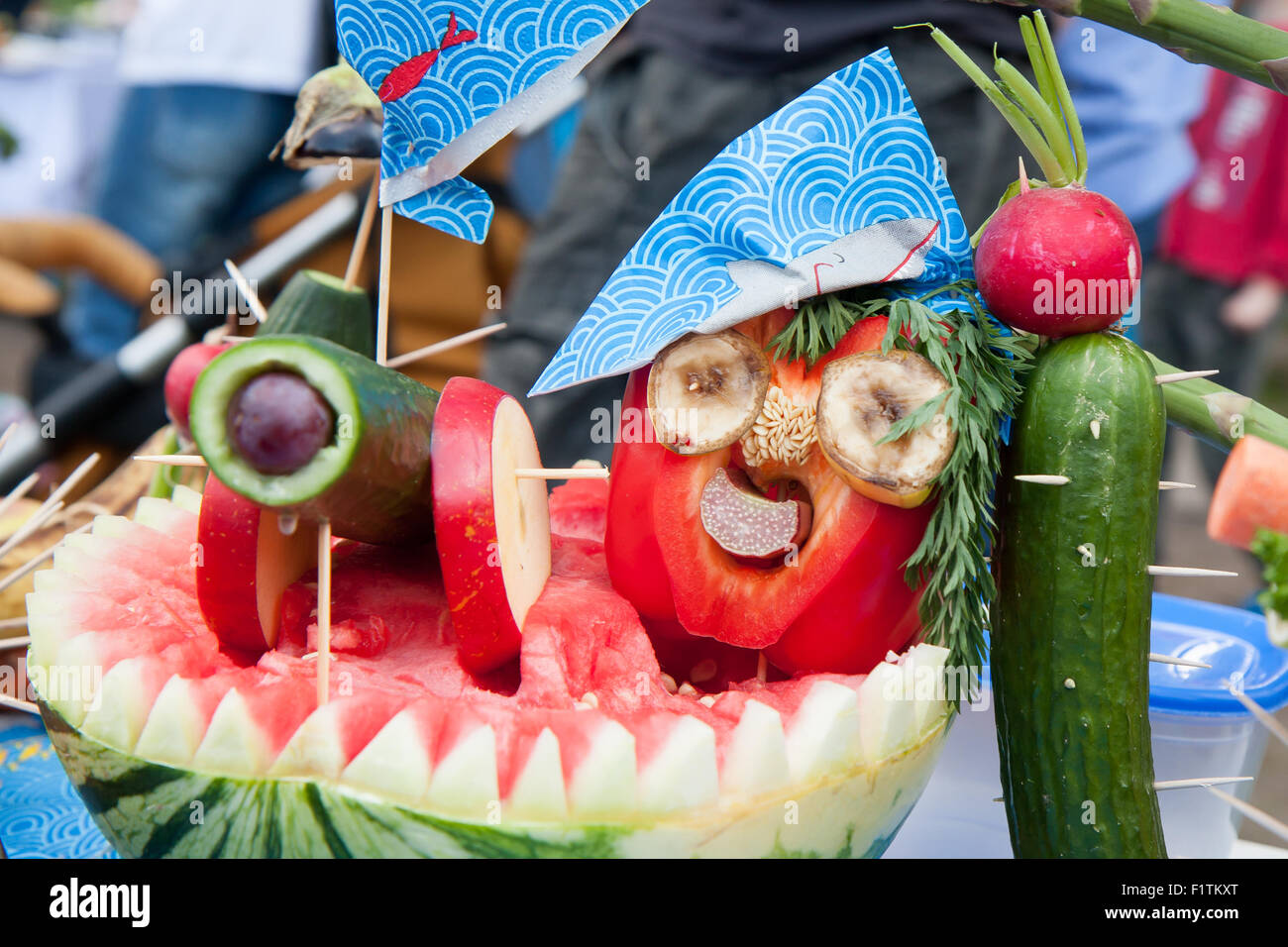 Le figure di vari animali di frutta e verdura Foto Stock