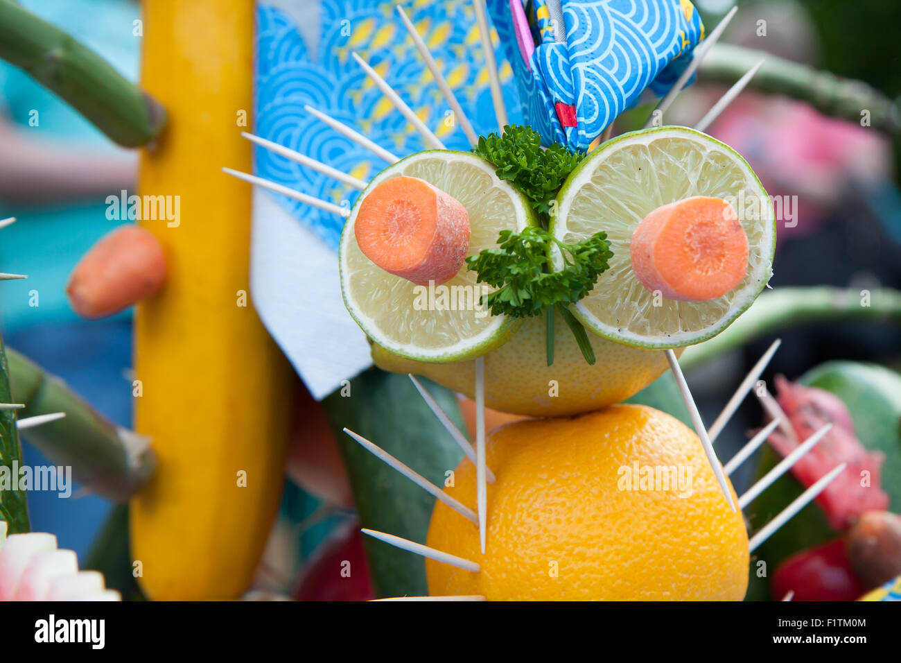 Le figure di vari animali di frutta e verdura Foto Stock