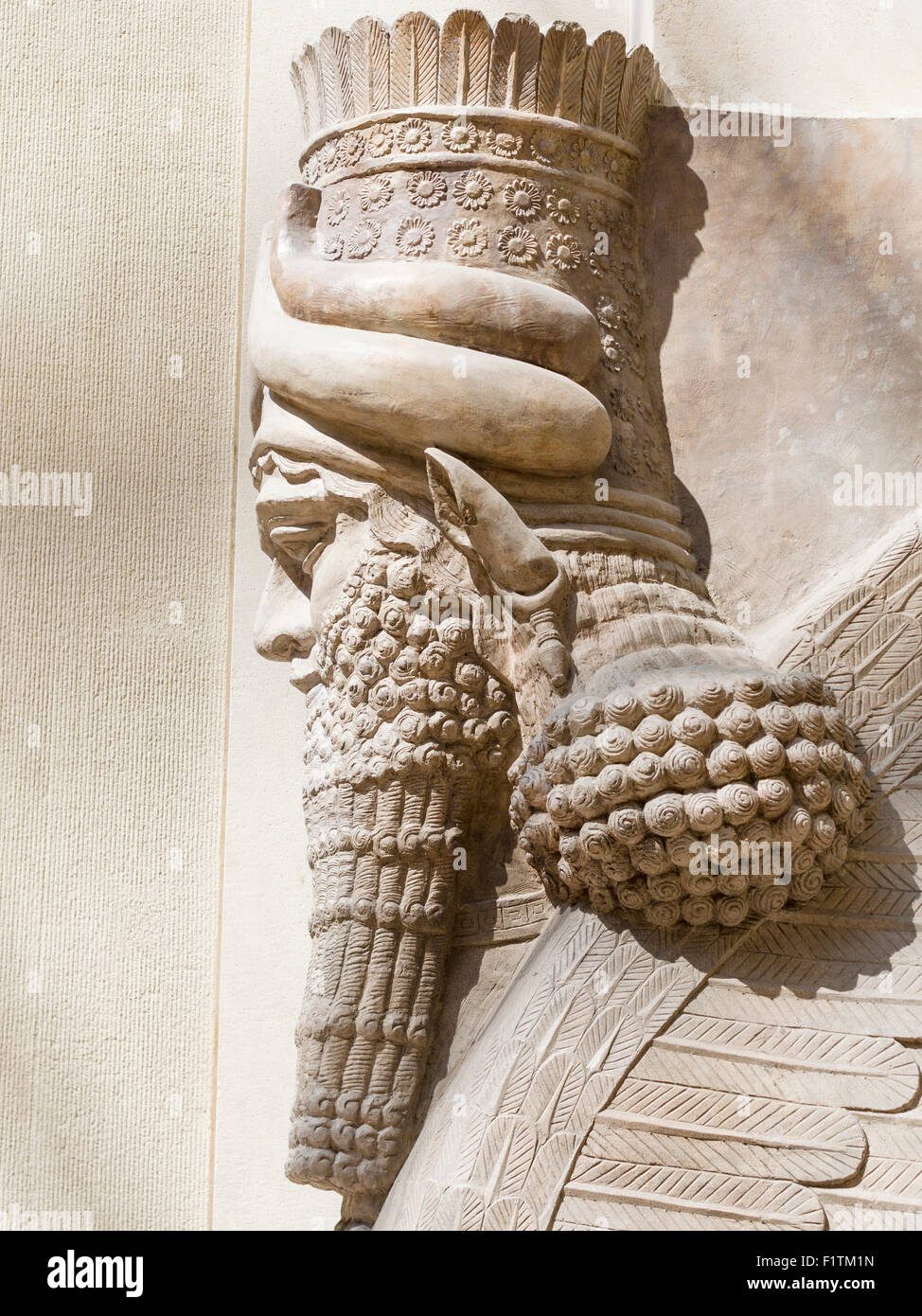 Uomo alato con testa di Bull: lato testa di dettaglio. Originariamente parte di Sargon II capitale della Dur Sharrukin, ora Khorsabad. Dal basso Foto Stock