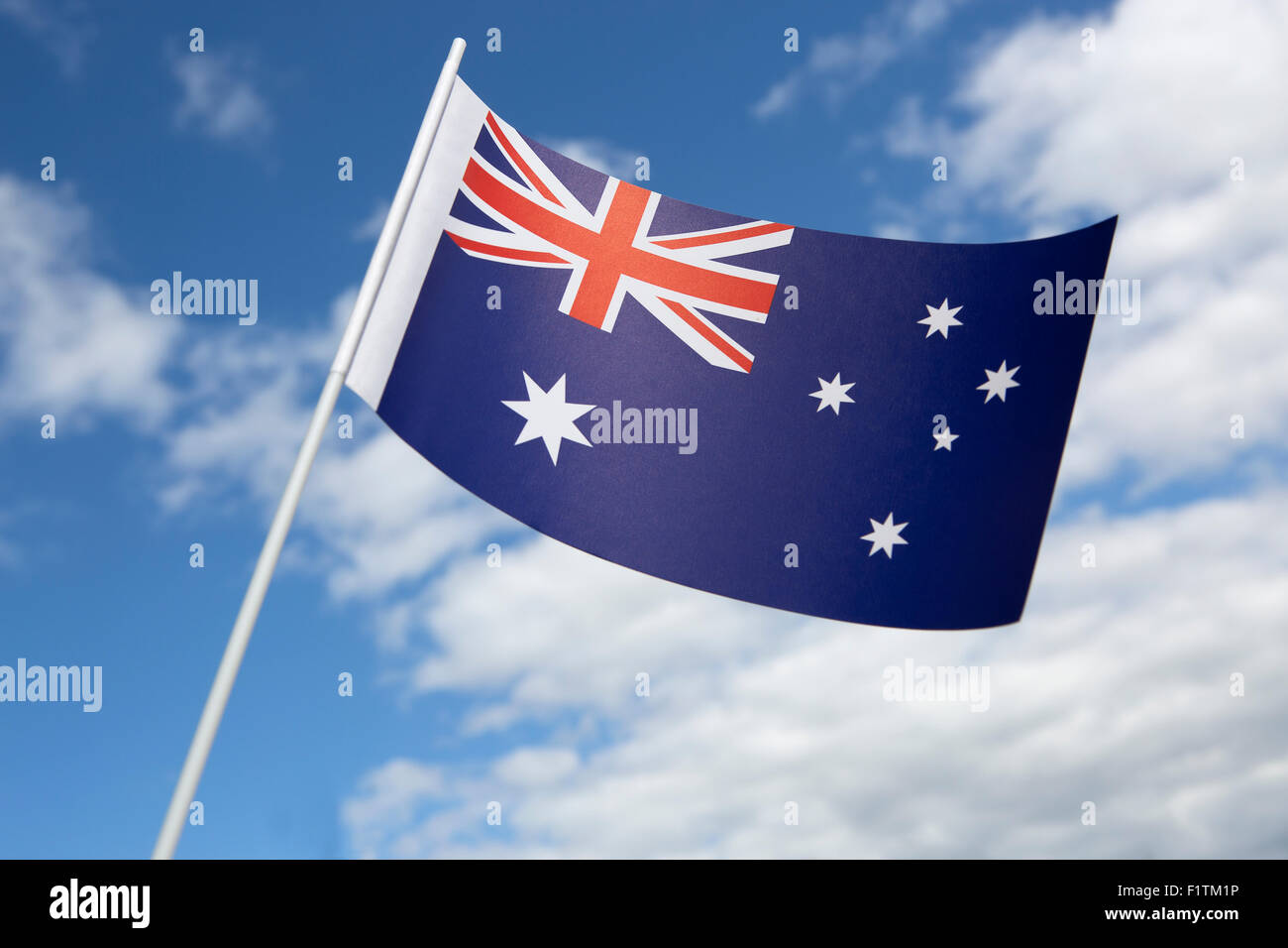 Bandiera dell'Australia di fronte a un cielo blu Foto Stock