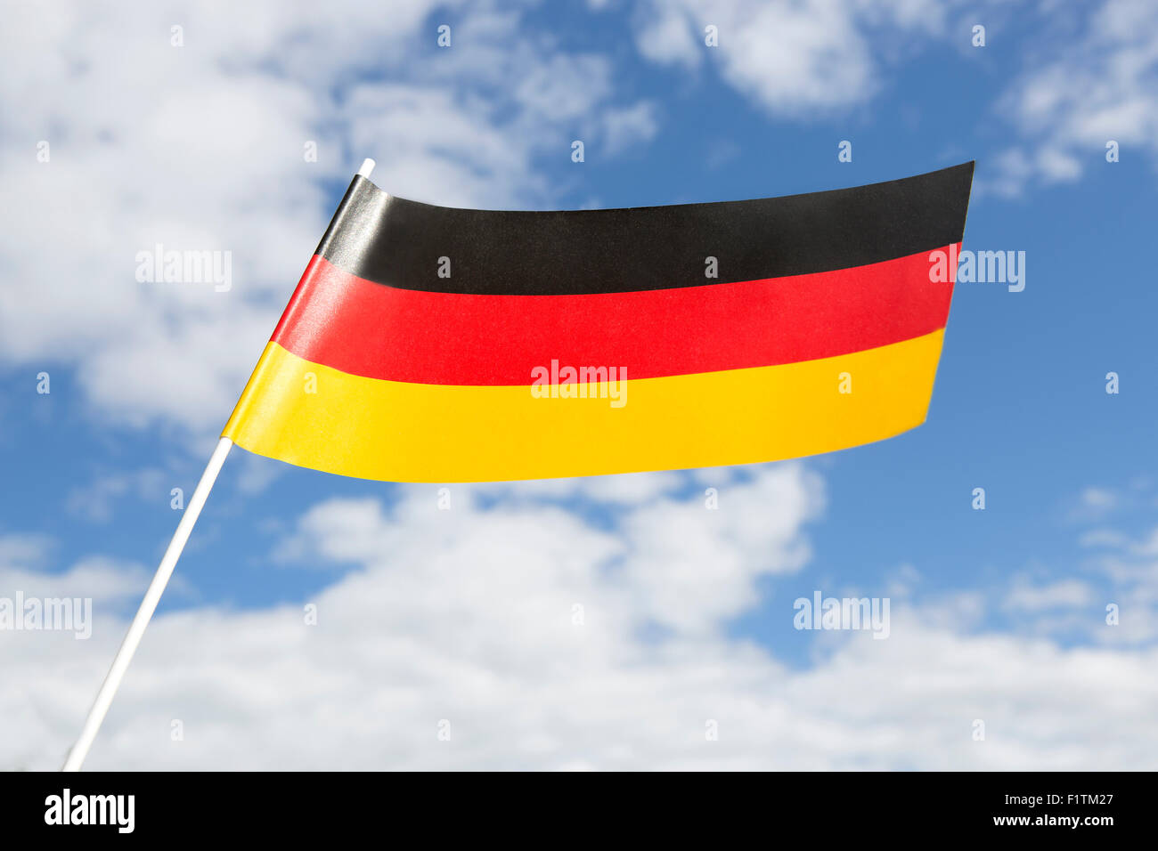 Bandiera della Germania di fronte a un cielo blu Foto Stock