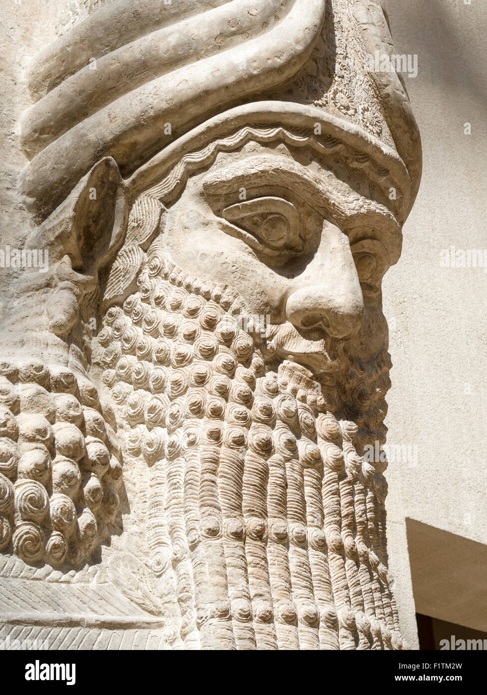 Uomo alato con testa di toro: Testa dettaglio. Originariamente parte di Sargon II capitale della Dur Sharrukin, ora Khorsabad. Dal Louvre D Foto Stock