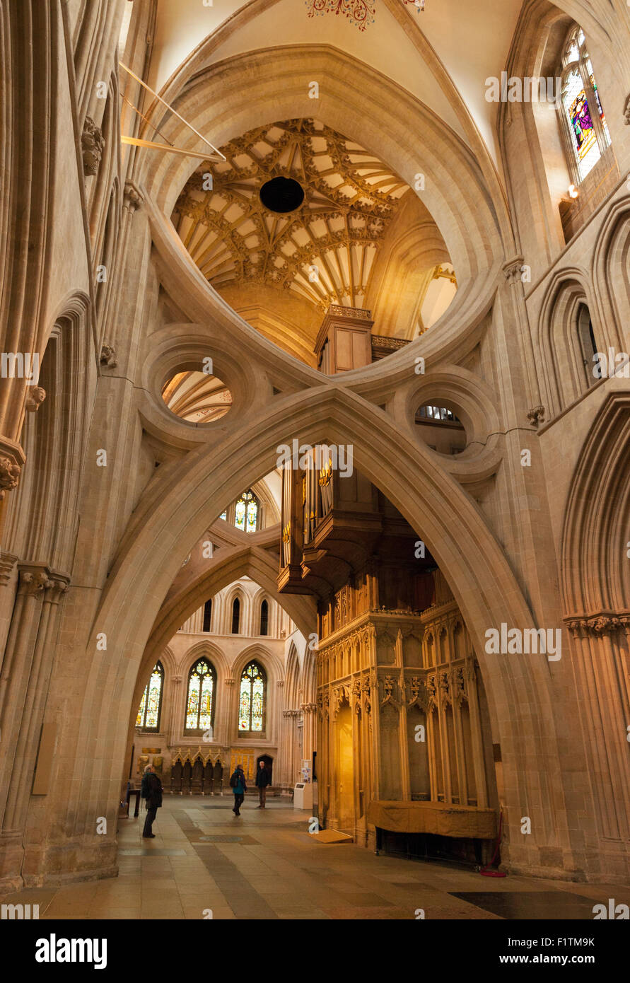 Il " forbice archi" - un esempio del XII secolo architettura medievale; gli interni della Cattedrale di Wells, Somerset, Inghilterra, Regno Unito Foto Stock