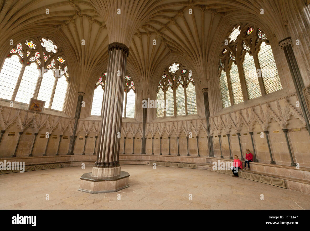 I visitatori nella casa del Capitolo, parte della medievale del XII secolo Cattedrale di Wells, pozzi, Somerset England Regno Unito Foto Stock