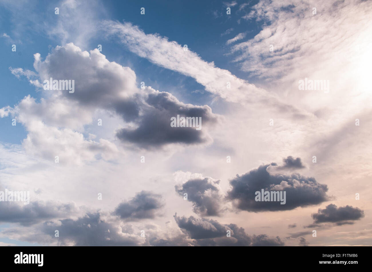 Cloudscape in una giornata di sole Foto Stock