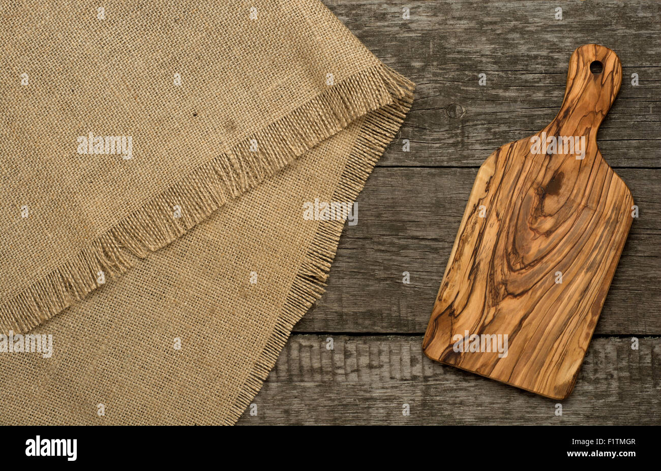 Legno tagliere su sfondo di legno Foto Stock