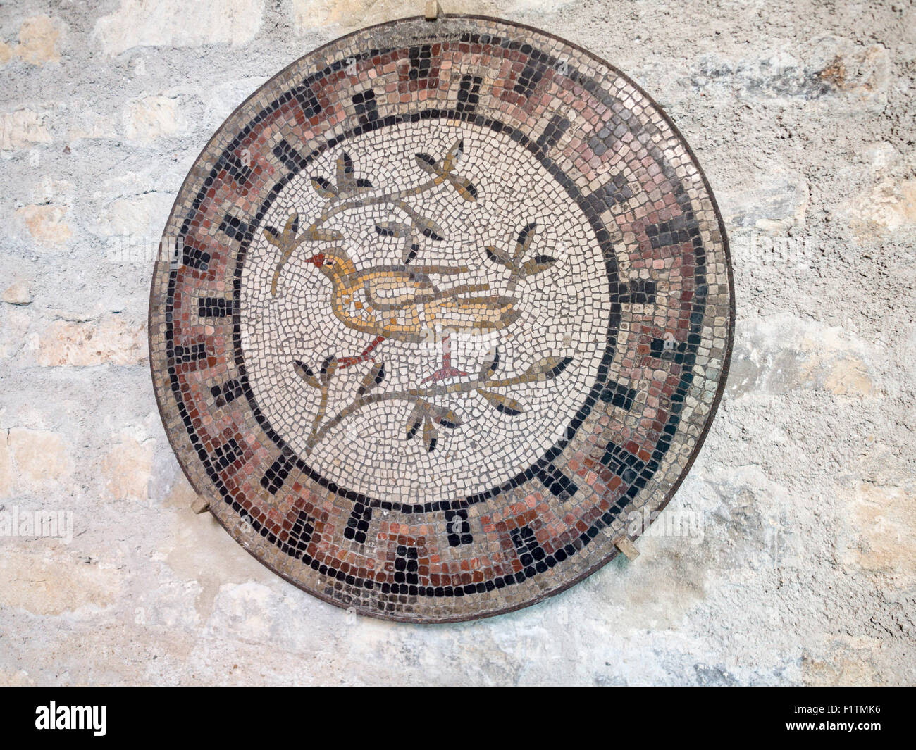 Pavimento in ceramica decorazione dai bagni di Cluny. Recuperata dalle  antiche terme romane che presuppone il museo di Cluny Foto stock - Alamy