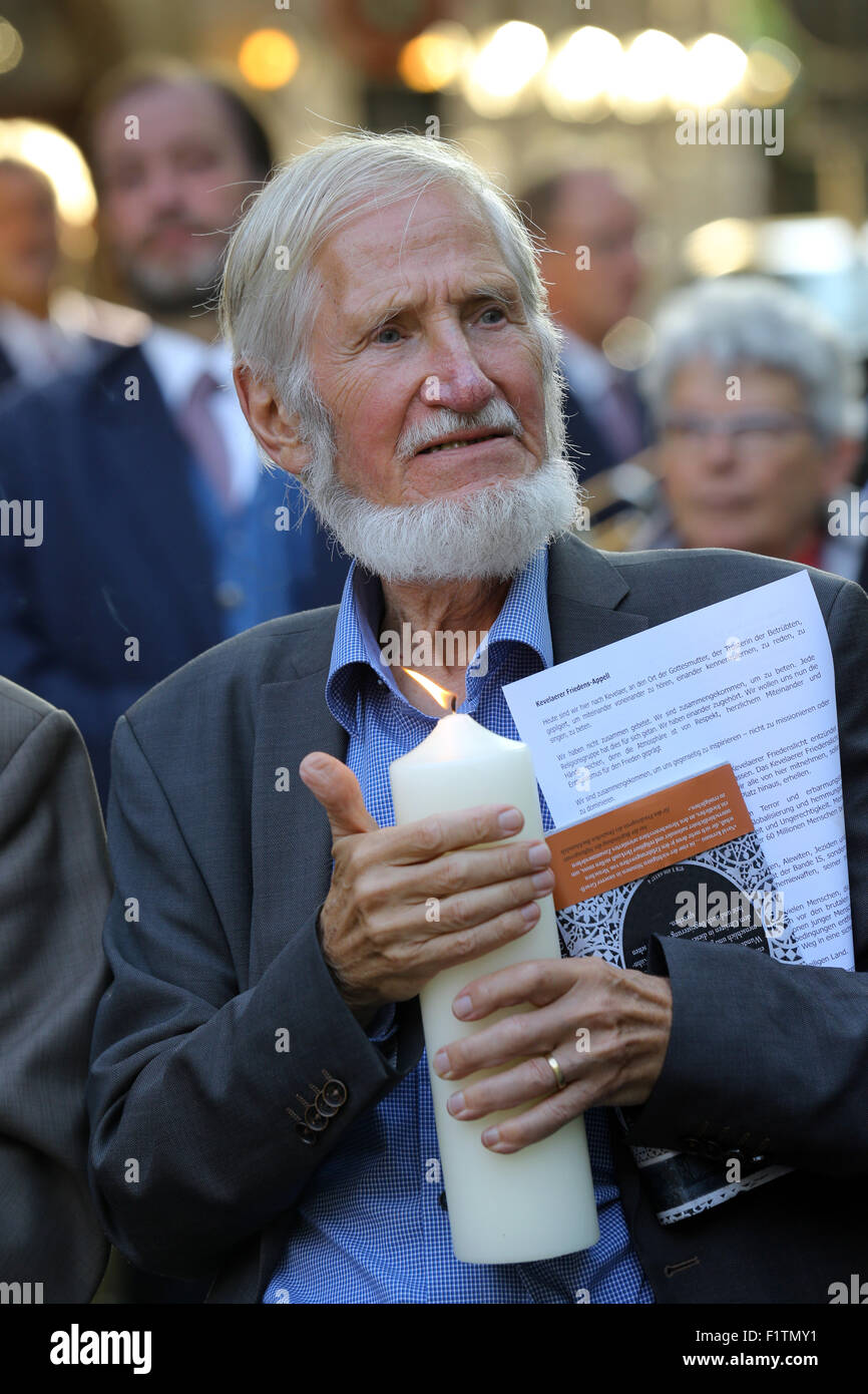 Il dott. Rupert Neudeck durante il primo interconfessionale pellegrinaggio di pace in Kevelaer/Germania il 28 maggio 2015. Rupert Neudeck (nato il 14 maggio. 1939 a Danzig) è un giornalista tedesco, co-fondatore della Cap Anamur tedesco medici di emergenza e Presidente della "Caschi verdi" Corpo di pace. Neudeck divenne noto in tutto il mondo dal 1979 al salvataggio di migliaia di rifugiati vietnamiti (cosiddetti boat people) nel Mar della Cina con la sua imbarcazione Cap Anamur. Foto Stock