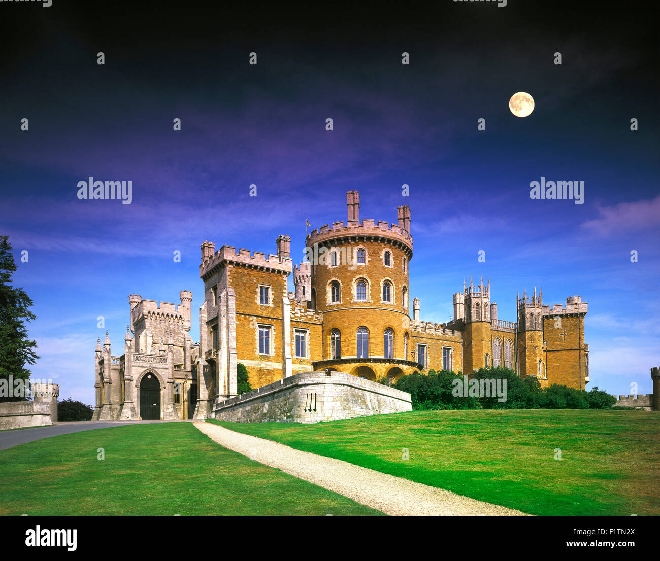 Moon over Belvoir Castle nella valle di Belvoir,Melton Mowbray, LEICESTERSHIRE REGNO UNITO Inghilterra Foto Stock