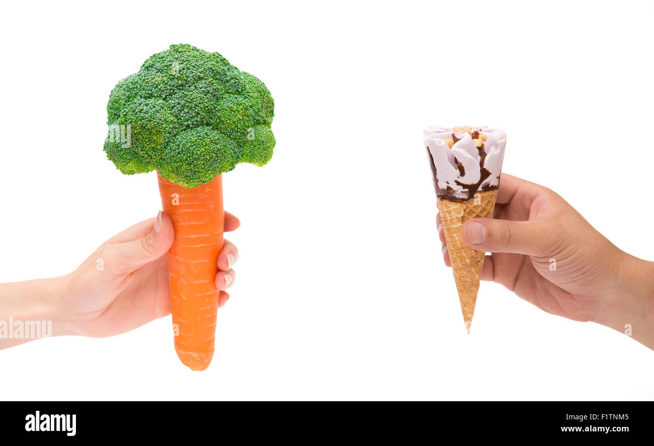 Femmina carota tenuta con cavolfiore e maschio tenendo cono gelato su bianco con percorso di clipping, mangiare sano concetto Foto Stock