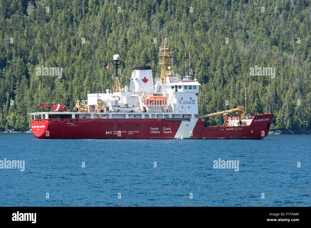 La Guardia Costiera canadese nave Sir Wilfred Laurier navigando attraverso le acque costiere del nord della British Columbia, Canada. Foto Stock
