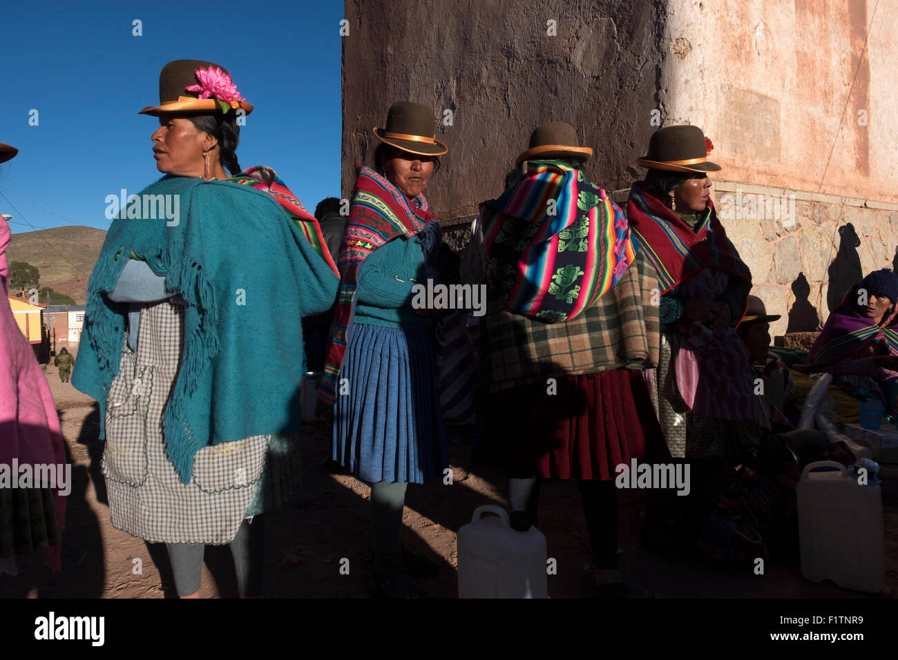 Un gruppo di donne che arrivano al mattino per la piazza del paese in cui si è celebrato il Tinku Foto Stock