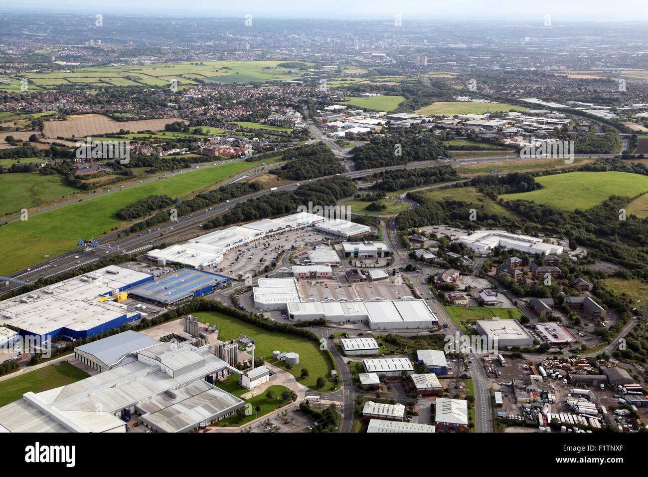Vista aerea del Birstall Shopping Park a J27 di M62 e M621, A62 strade, nel West Yorkshire, Regno Unito Foto Stock