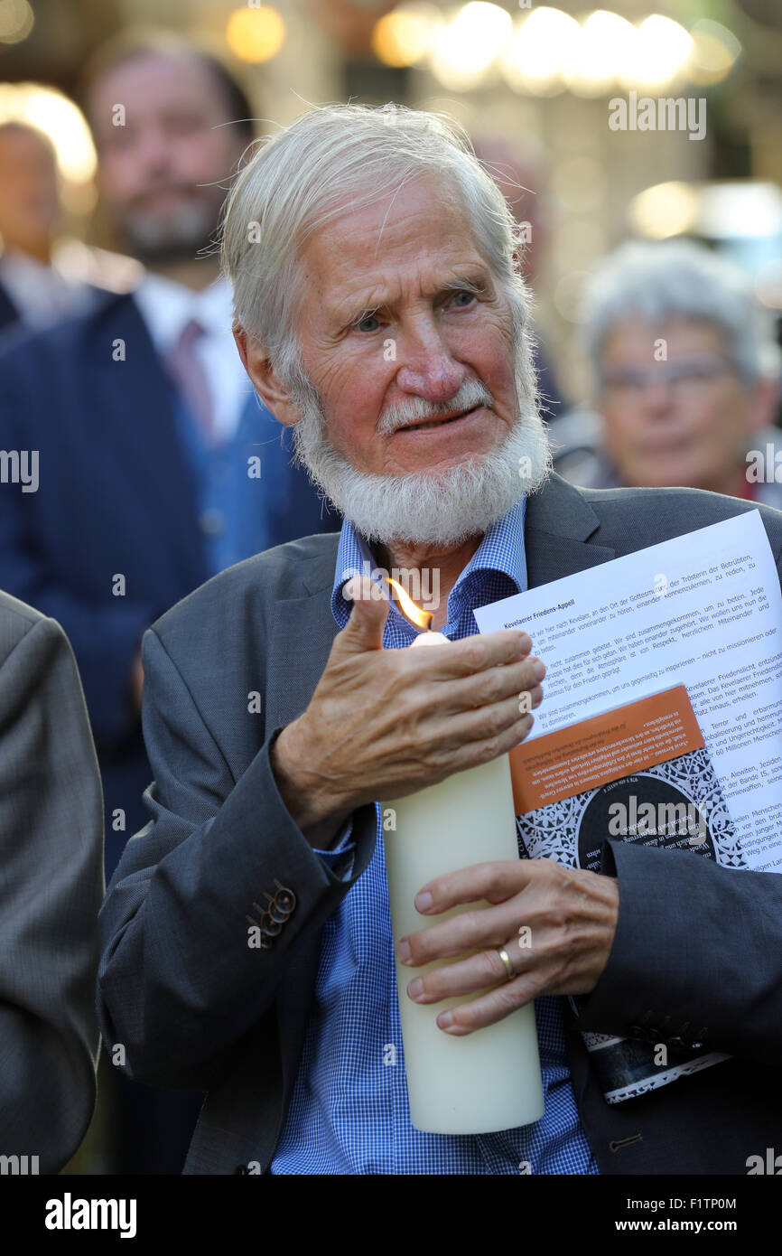 Il dott. Rupert Neudeck durante il primo interconfessionale pellegrinaggio di pace in Kevelaer/Germania il 28 maggio 2015. Rupert Neudeck (nato il 14 maggio. 1939 a Danzig) è un giornalista tedesco, co-fondatore della Cap Anamur tedesco medici di emergenza e Presidente della "Caschi verdi" Corpo di pace. Neudeck divenne noto in tutto il mondo dal 1979 al salvataggio di migliaia di rifugiati vietnamiti (cosiddetti boat people) nel Mar della Cina con la sua imbarcazione Cap Anamur. Foto Stock