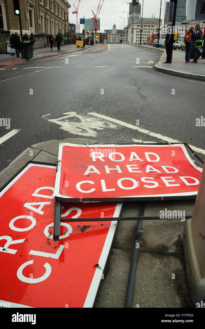 Strada chiusa segno vicino al Ponte di Londra Inghilterra REGNO UNITO Foto Stock