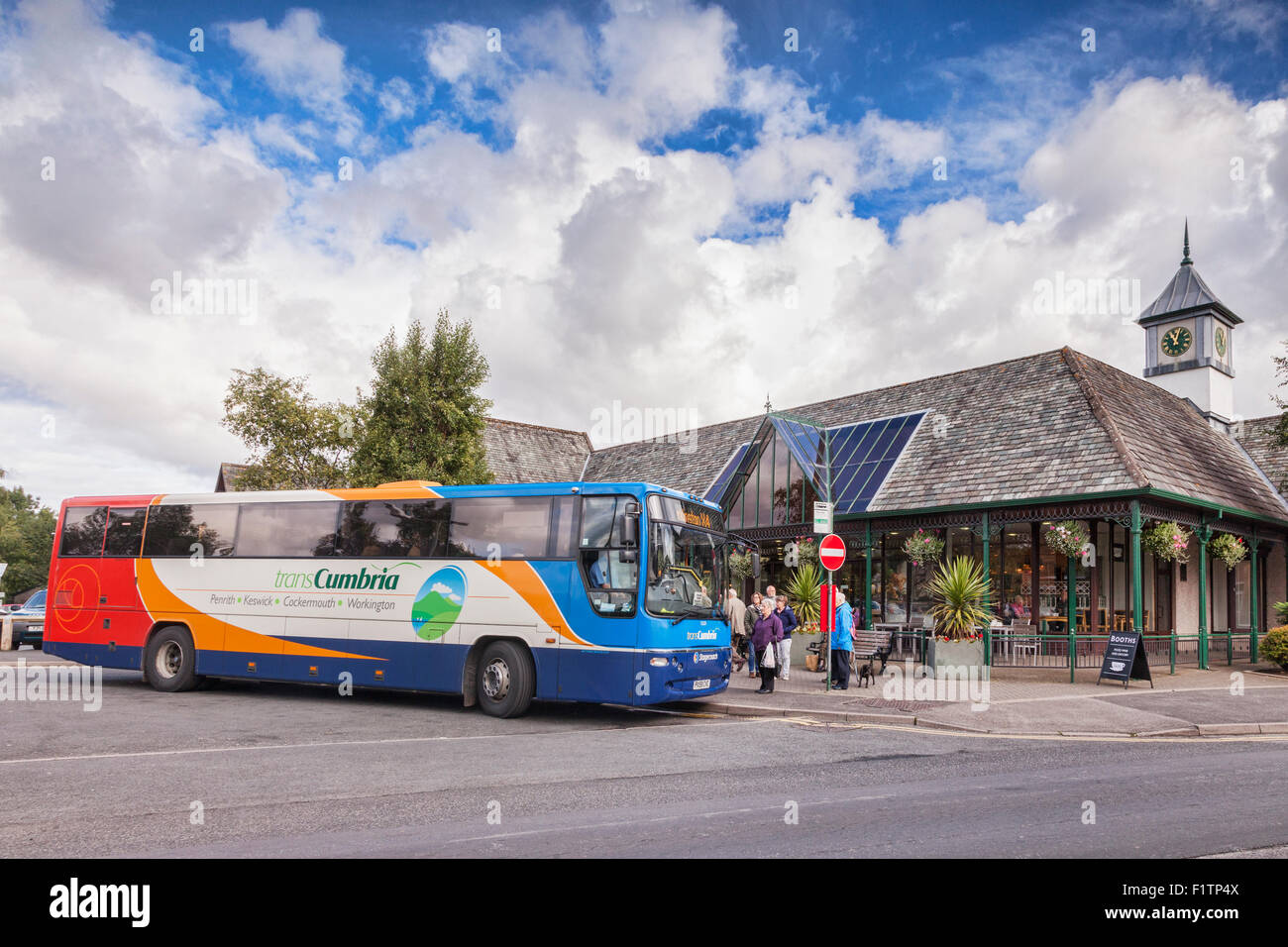 I passeggeri di salire a bordo di un bus transCumbria in Keswick, dalla stazione degli autobus in Cumbria, Inghilterra. Foto Stock
