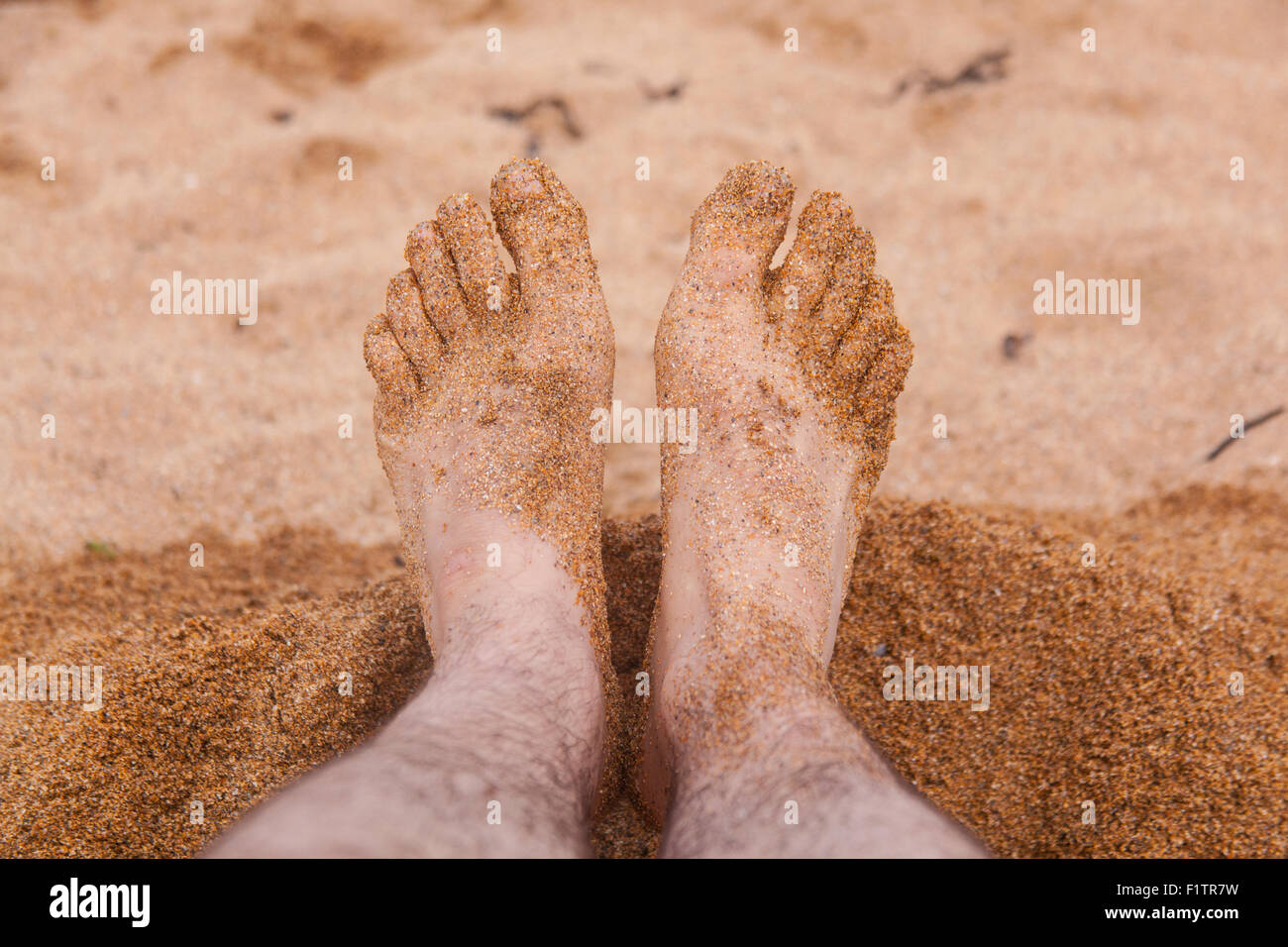 Sandy piedi alla speranza esterno Cove Beach nel Devon, Inghilterra, Regno Unito. Foto Stock