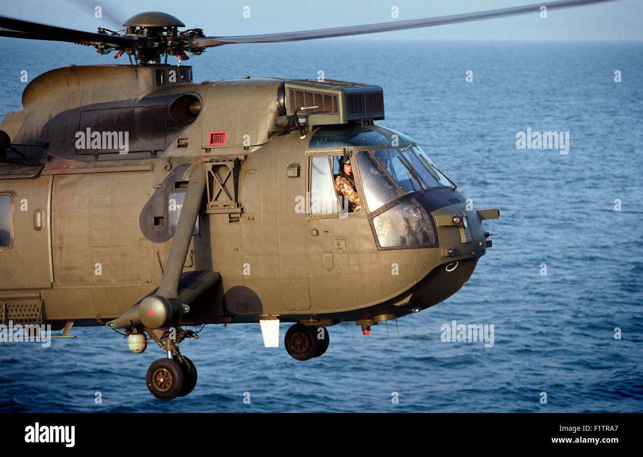 AJAX NEWS & includono il servizio di assistenza - OMA-103. OMAN. - Mare re di 845 SQN NEL FUNZIONAMENTO AL DI SOPRA DEL GOLFO DI MASIRAH durante l'esercizio SAIF SAREEA II. Foto:JONATHAN EASTLAND/AJAX. REF:OMA 103 Foto Stock