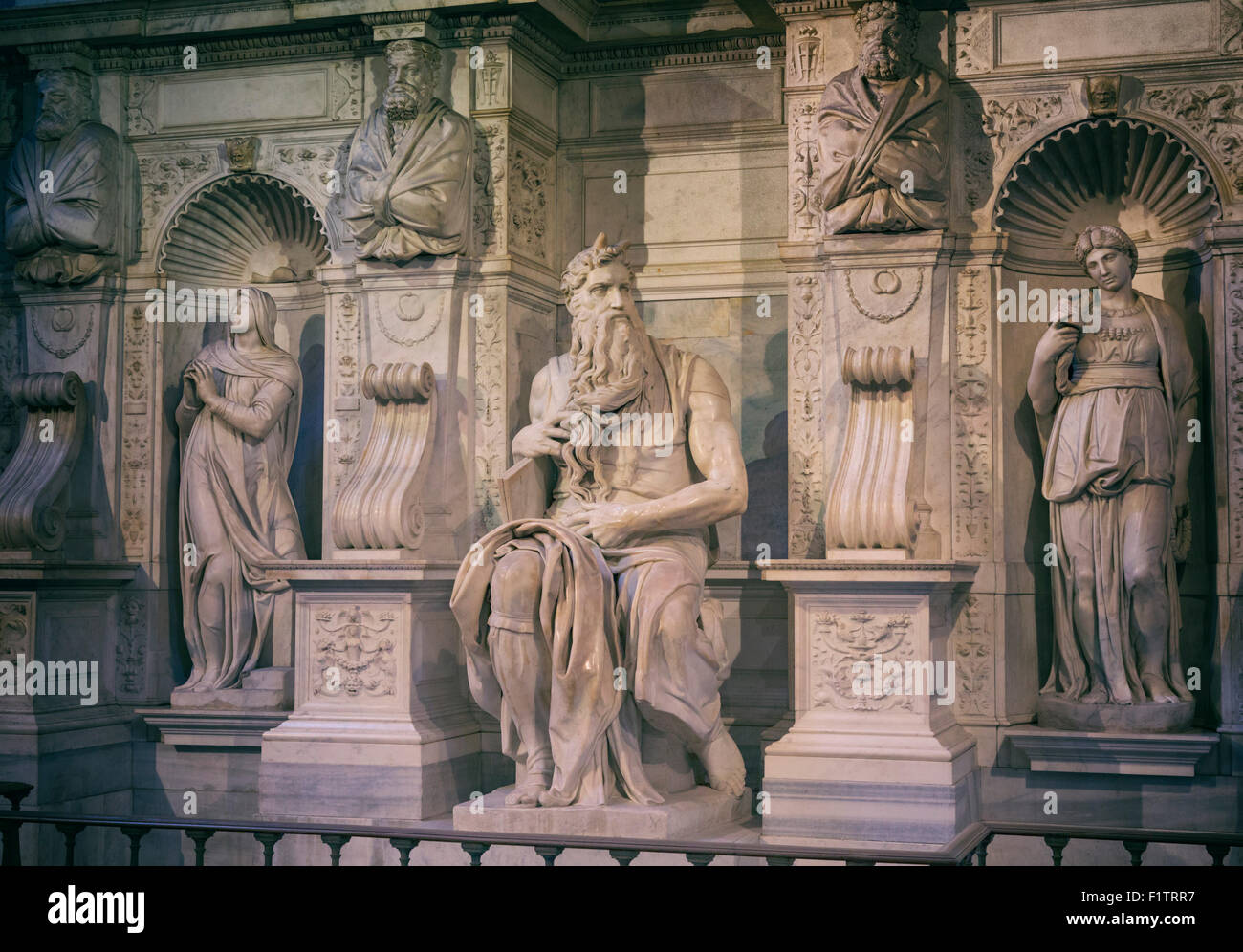 Roma, Italia. San Pietro in Vincoli. La scultura in marmo di Mosè sulla tomba di papa Giulio II creata da Michelangelo Foto Stock
