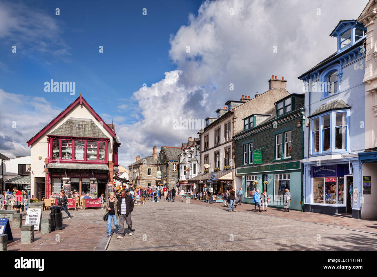 Area pedonale dello shopping nel centro di Keswick in Cumbria, nel Regno Unito. Foto Stock