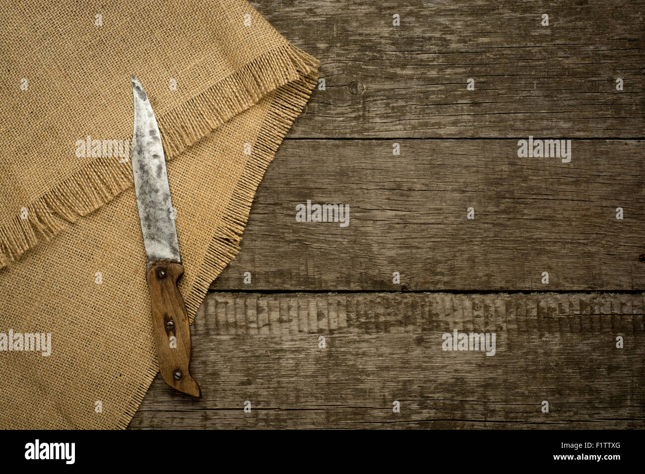 Vintage coltello sullo sfondo rustico con tela. Foto Stock