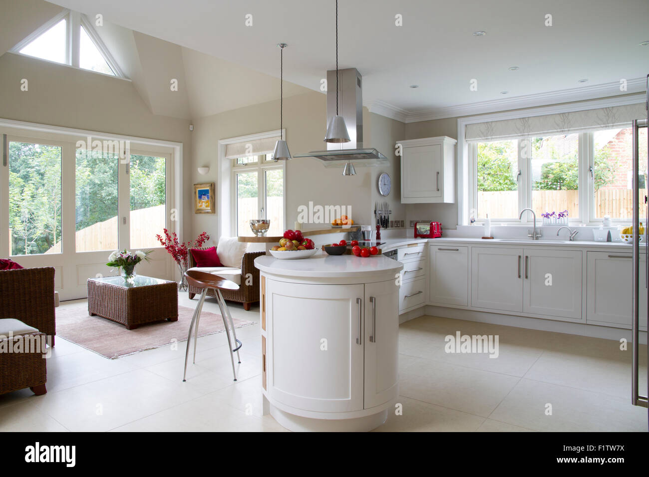 Dipinto di bianco cucina/salotto con porta a due ante Foto Stock