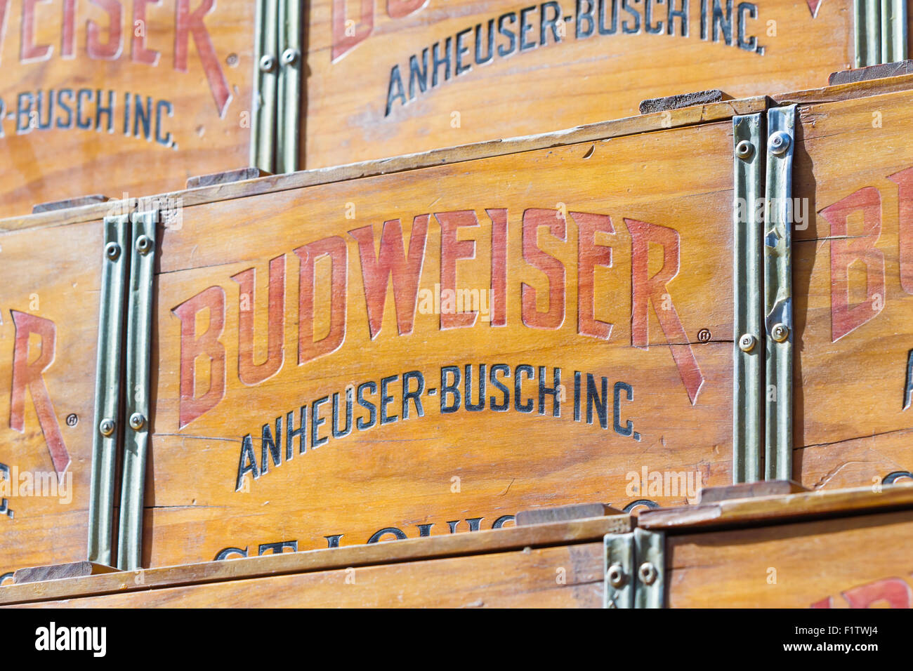 Coeur d'Alene, Idaho - 12 Giugno : in prossimità di una cassa di legno con Budweiser, Anheuser Busch Inc sul lato, 12 giugno 2015 in Coeu Foto Stock