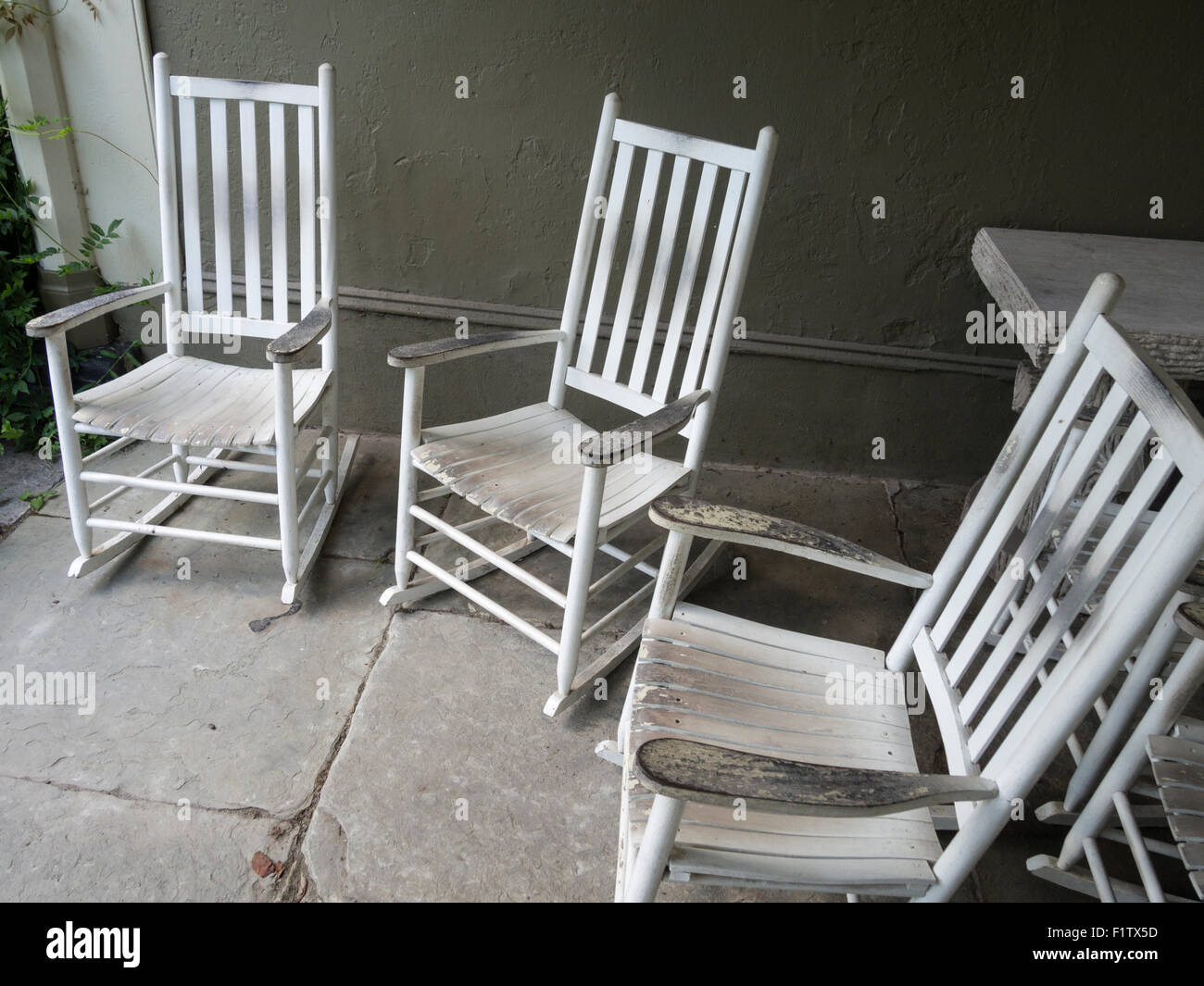 White Sedie a dondolo. Una collezione di legno bianco sedie a dondolo sul patio sotto la veranda di Asa Museo imballatore. Un wa Foto Stock