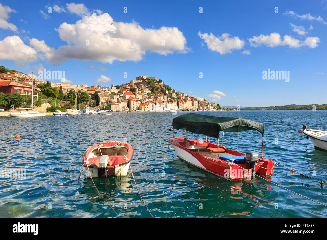 Sibenik sulla collina e barche di fronte. Foto Stock