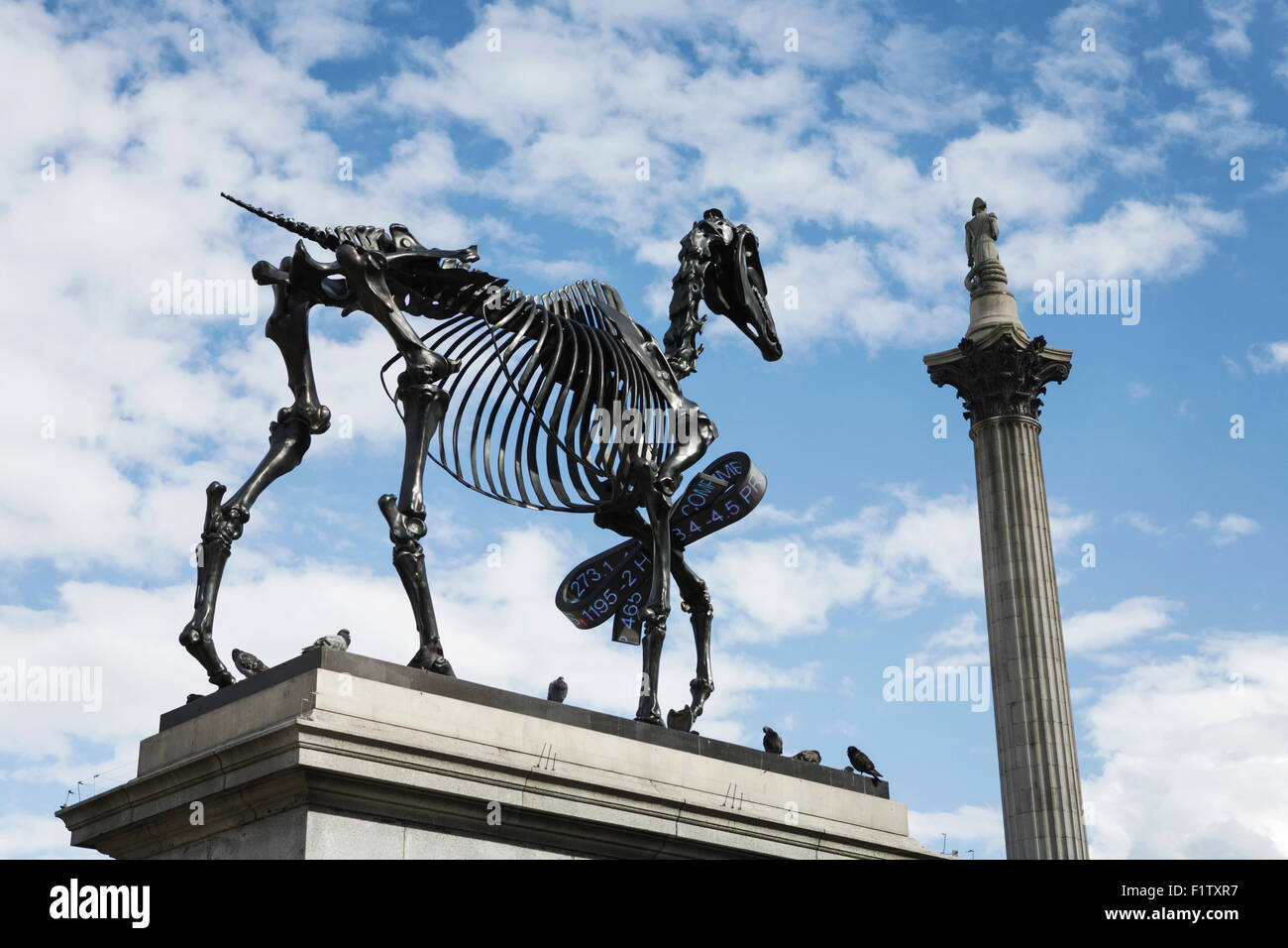 "Gift Horse" di Hans Haacke Trafalgar Square, Londra, Regno Unito. Quarta scultura di Plint. Con la colonna di Nelson sullo sfondo. Statue londinesi. Arte pubblica Foto Stock