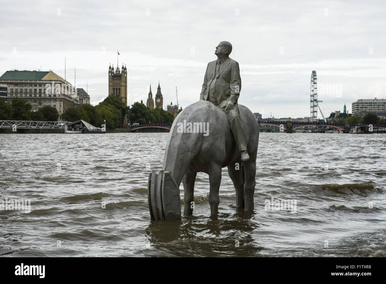 "L'Alta Marea' dallo scultore Jason deCaires Taylor. Statua di Londra. Il fiume Tamigi Londra, Regno Unito. Lo skyline di Londra. Statua del Regno Unito. Foto Stock