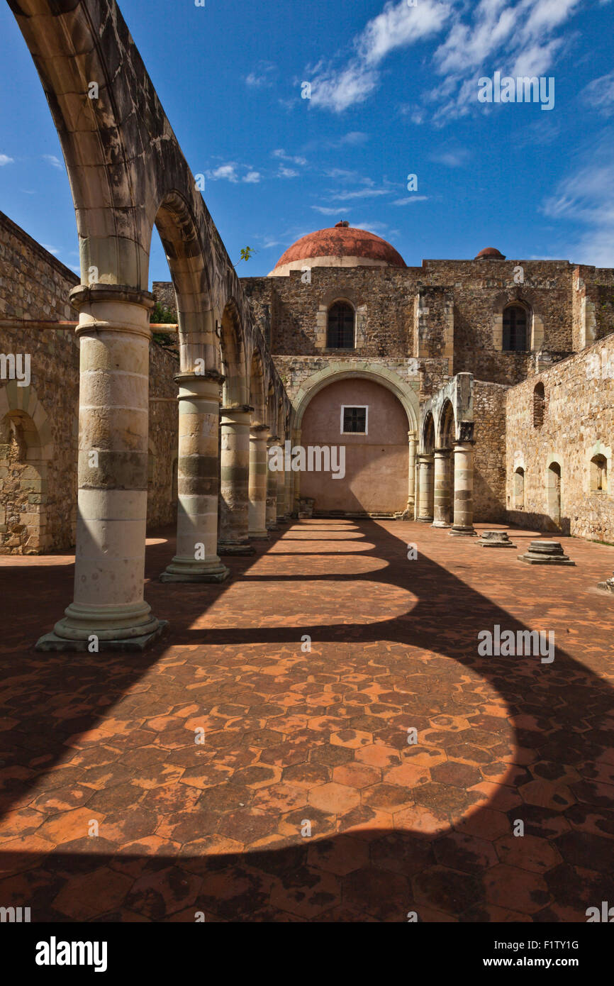 Arcate in pietra nel convento del XVI secolo di Cuilapan l ex Monastero di Santiago Apostol - CUILAPAN DE GUERRERO, Messico n Foto Stock