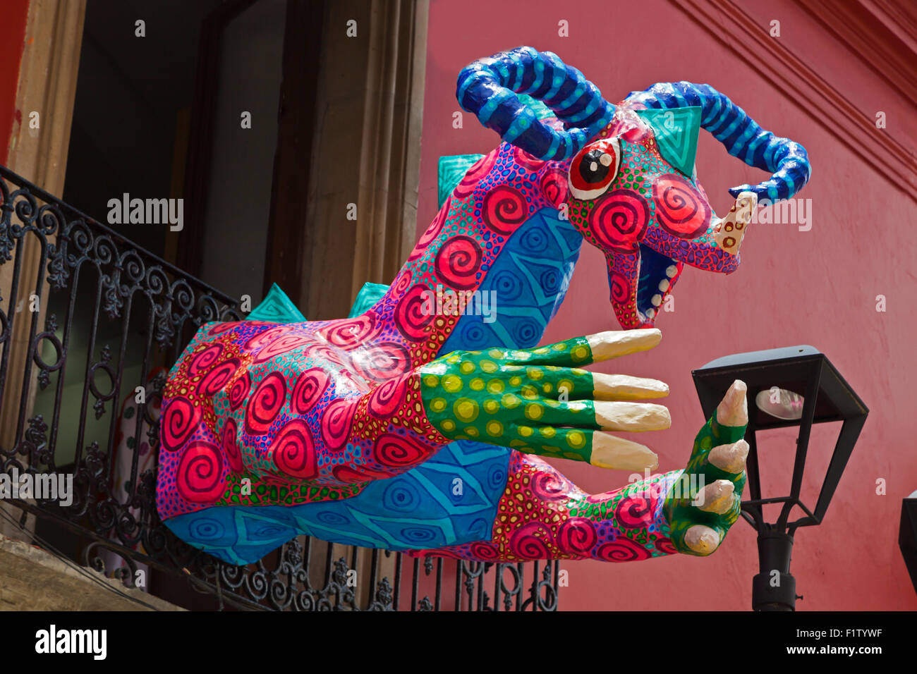 Animale di fantasia in carta pesta figure come arte di strada - OAXACA, Messico Foto Stock