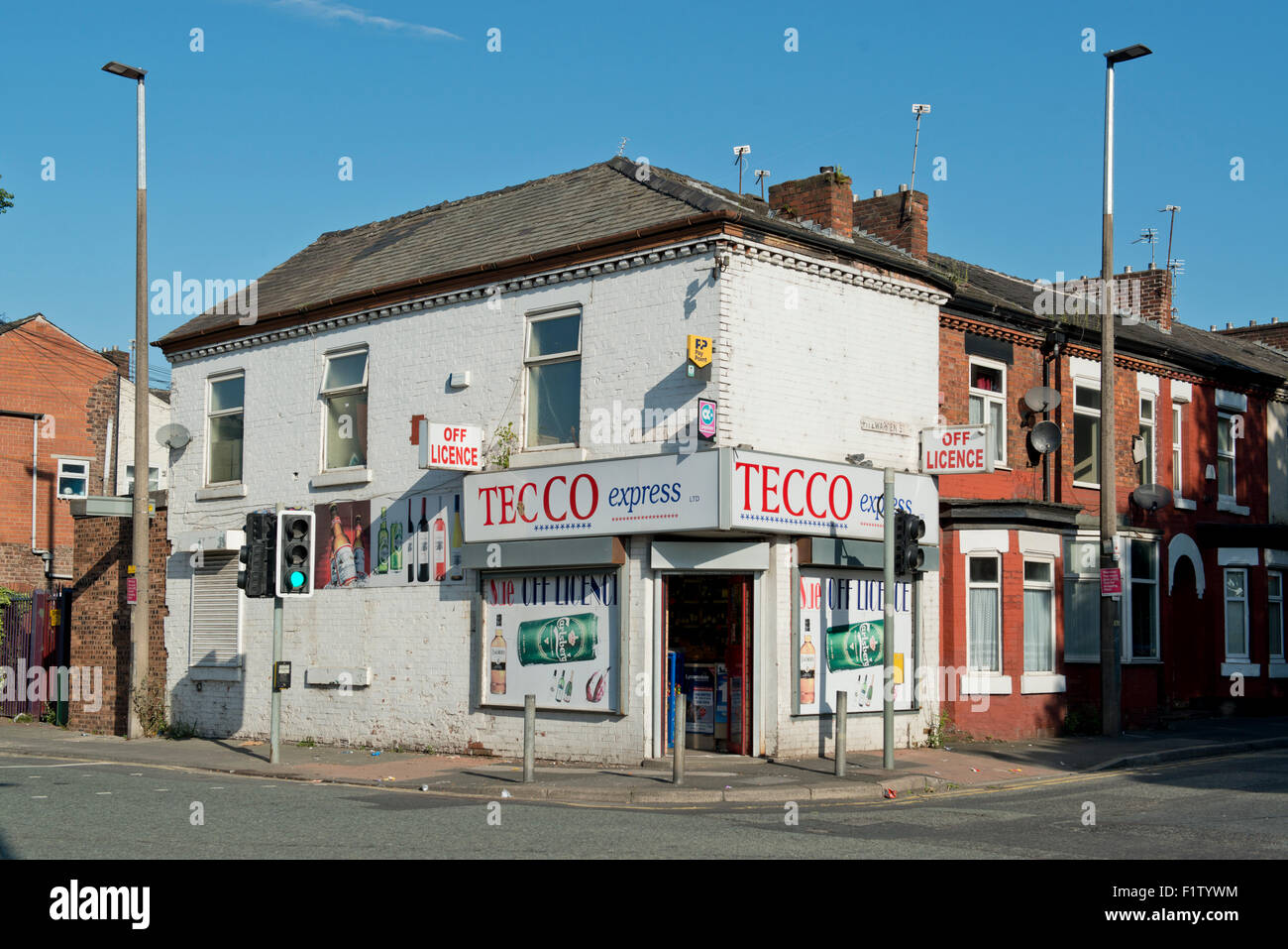 Il Tecco Express corner shop all'angolo di Fitzwarren Street e Liverpool Street in Pendleton area di Salford. Foto Stock