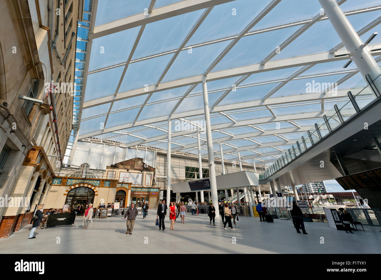 L'atrio principale sala del rinnovato Victoria Station in Manchester Foto Stock