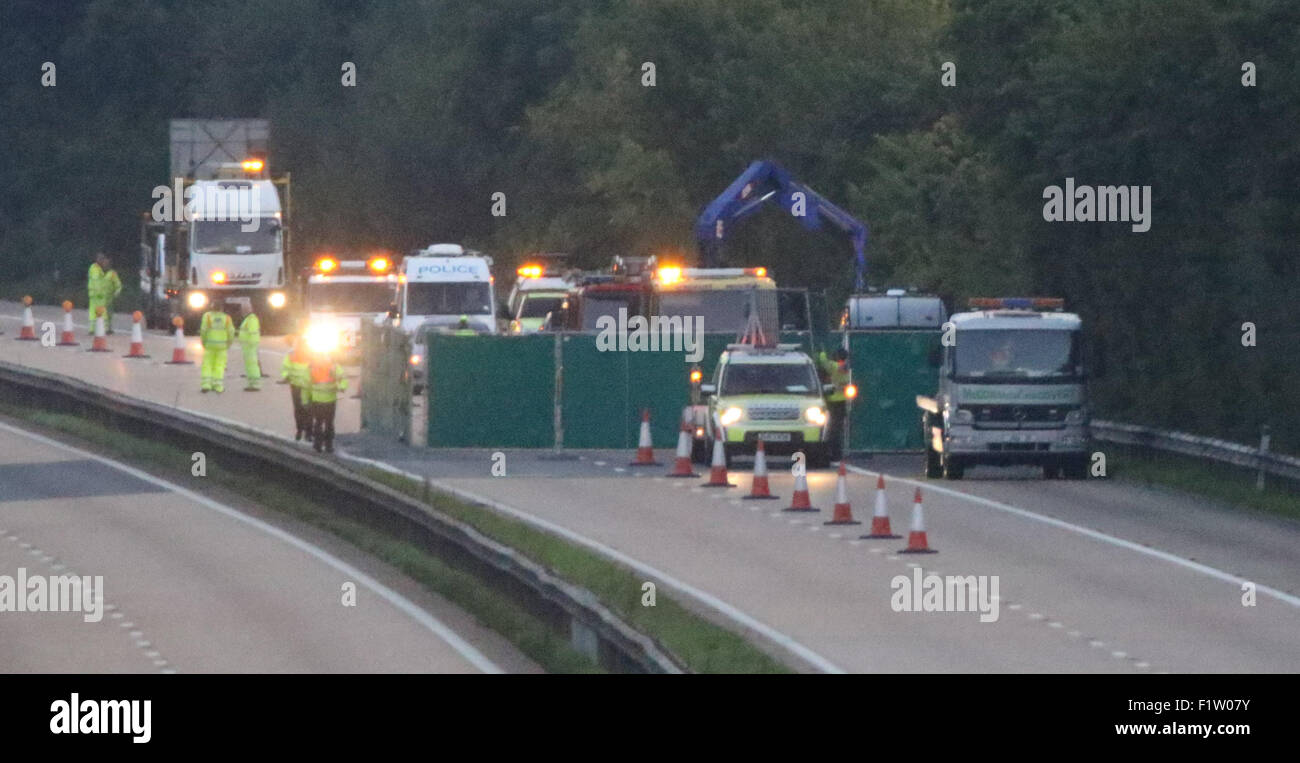 M3, Hampshire, Regno Unito. Il 7 settembre, 2015. Hampshire la polizia sta indagando un errore fatale nel traffico stradale collisione che ha avuto luogo sulla M3 in direzione nord la carreggiata questo pomeriggio (Lunedì 7 Settembre) tra i raccordi 8 e 9 in corrispondenza di Micheldever. Attorno al 15:40pm un nero Peugeot 208 e un rosso Ford Fiesta sono stati coinvolti in una collisione. Purtroppo il conducente della Peugeot, un uomo da Basingstoke, morì. Le due persone nel Ford Fiesta sono stati trattati da equipaggi di ambulanza, ma non sono stati gravemente feriti. Credito: Jason Kay/Alamy Live News Foto Stock