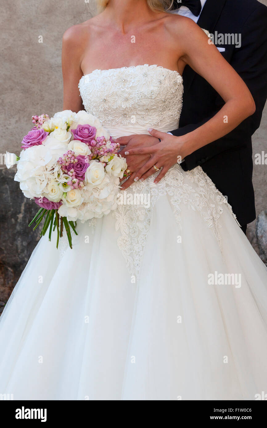 Coppia di sposi con bouquet nuziale, Svezia, modello di rilascio Foto Stock