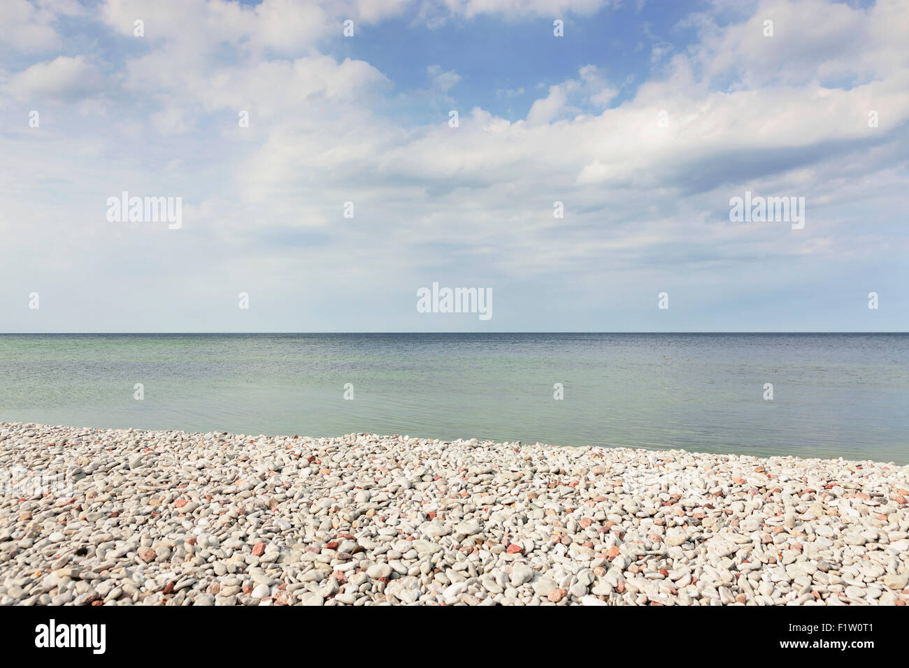 Le pietre a una spiaggia a Gotland, Svezia Foto Stock