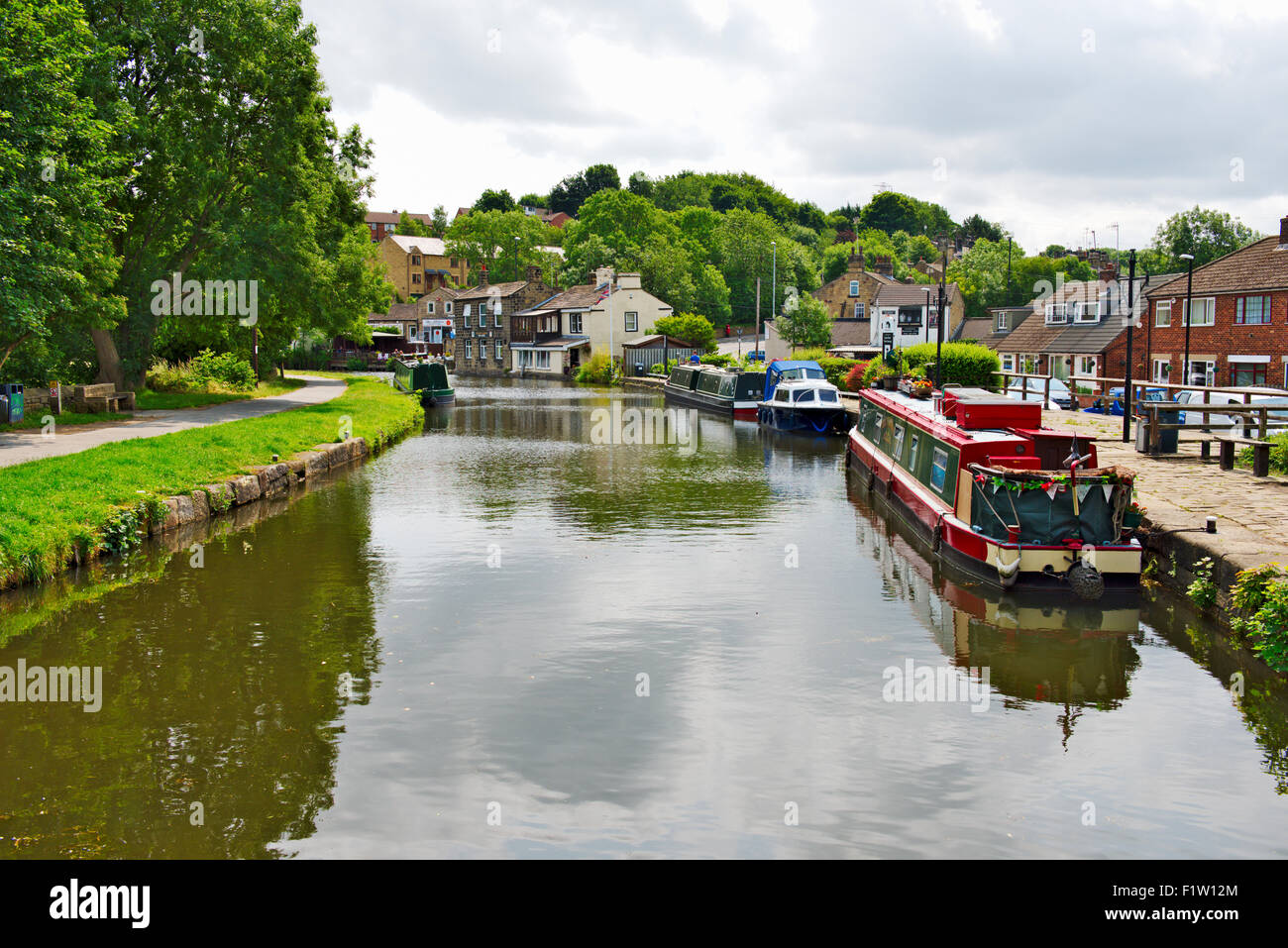 Leeds e Liverpool su soleggiate giornate estive, vicino Calverley Bridge, West Yorkshire Foto Stock